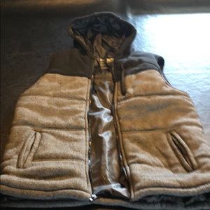 Rarely worn vest. Very comfy!!